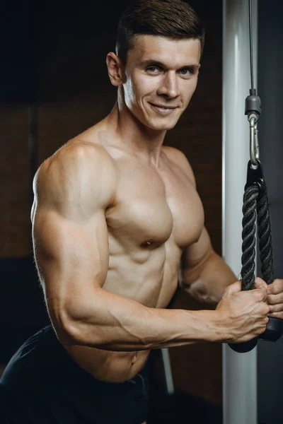 Frumos model tânăr om de formare brațe în sala de sport — Fotografie, imagine de stoc