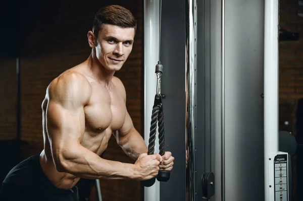 Frumos model tânăr om de formare brațe în sala de sport — Fotografie, imagine de stoc