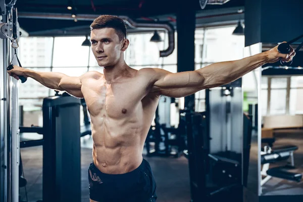 Brutaler kaukasischer Bodybuilder trainiert Brust im Fitnessstudio — Stockfoto