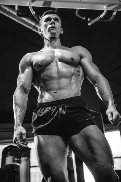 Handsome model young man working out in gym — Stock Photo, Image