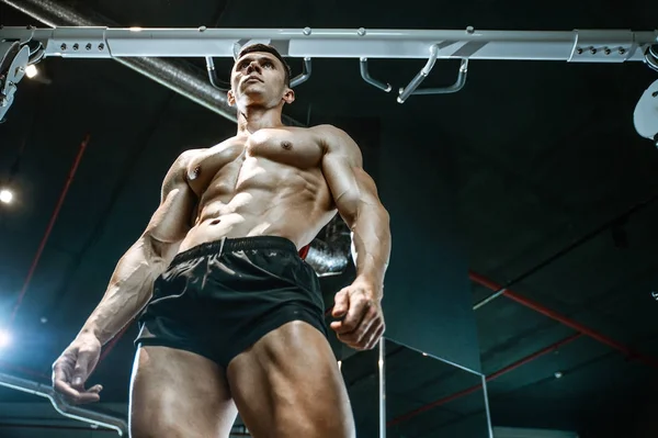 Guapo modelo joven que trabaja en el gimnasio — Foto de Stock