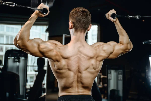 Spor salonunda yakışıklı bir genç adam antrenmanı.