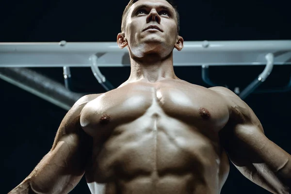 Brutal caucásico culturistas entrenamiento pecho en gimnasio —  Fotos de Stock