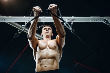 Yakışıklı model genç adam spor salonunda egzersiz