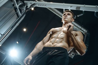 Yakışıklı model genç adam spor salonunda egzersiz