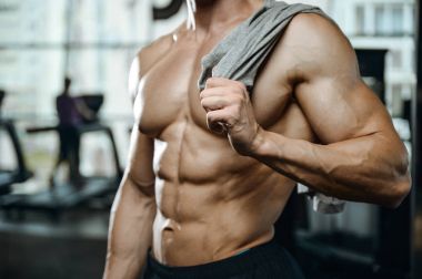 Yakışıklı model genç adam spor salonunda egzersiz