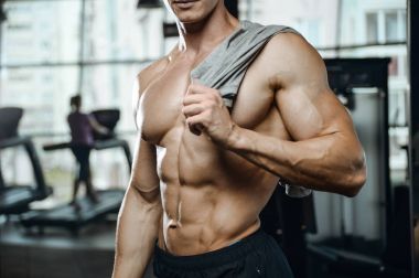Yakışıklı model genç adam spor salonunda egzersiz