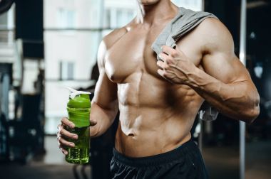 Spor ve beslenme yakışıklı modeli genç adam alır