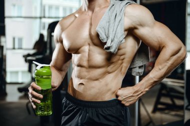 Yakışıklı model genç adam spor salonunda egzersiz