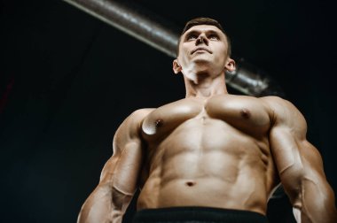 Yakışıklı model genç adam eğitim abs spor salonunda