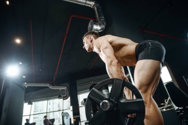 Spor salonunda yakışıklı bir genç adam antrenmanı.