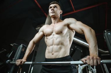Yakışıklı model genç adam spor salonunda egzersiz
