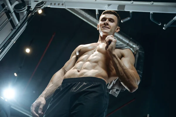 Guapo modelo joven que trabaja en el gimnasio — Foto de Stock