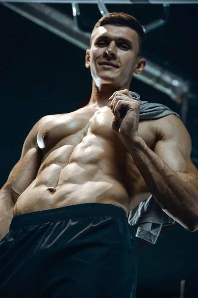 Przystojny model młody człowiek, ćwicząc w siłowni — Zdjęcie stockowe