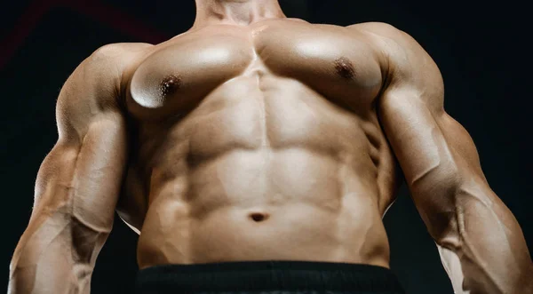 Beau modèle jeune homme formation abdos dans la salle de gym — Photo