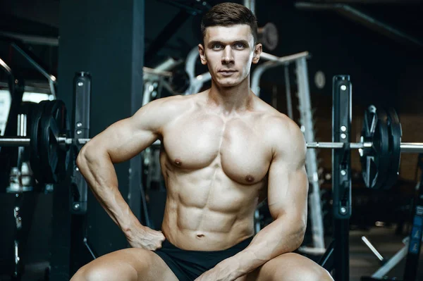 Beau modèle jeune homme travaillant dans la salle de gym — Photo