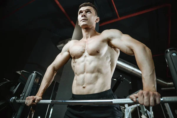 Guapo modelo joven que trabaja en el gimnasio — Foto de Stock