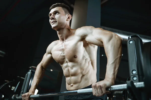 Handsome model young man working out in gym — Stock Photo, Image