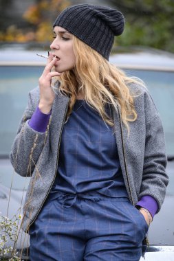 genç ve güzel beyaz kız moda Giydirme açık