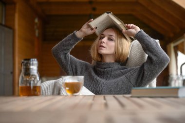 genç ve güzel beyaz kız moda Giydirme açık