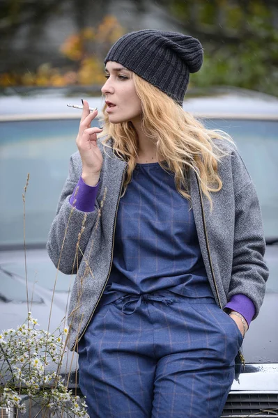 genç ve güzel beyaz kız moda Giydirme açık