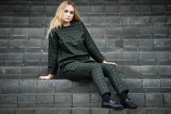 Bastante joven caucásico chica moda vestido al aire libre —  Fotos de Stock