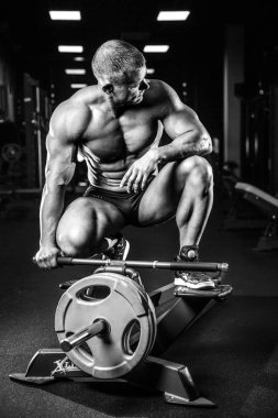 Spor salonunda yakışıklı bir genç adam antrenmanı.