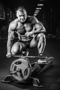 Spor salonunda egzersiz acımasız beyaz vücut geliştirmeci