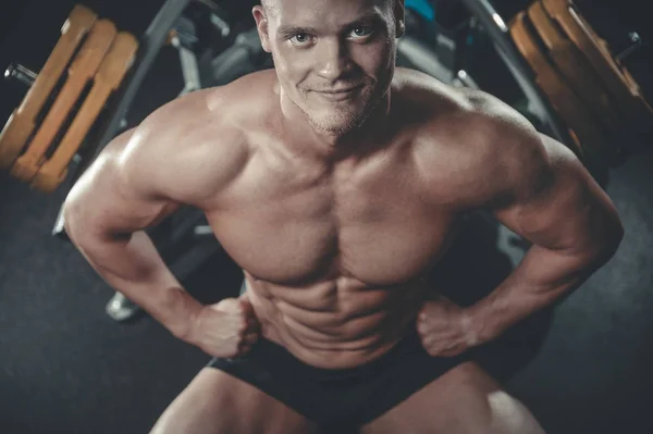 Stilig modell ung man poserar i gym — Stockfoto