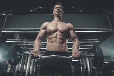 Spor salonunda eğitim çekici model genç adam