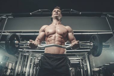 Spor salonunda eğitim çekici model genç adam