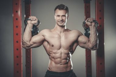 Spor salonu kettlebel çalışma dışarı yakışıklı genç