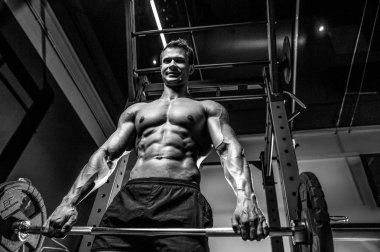 Yakışıklı model genç adam eğitim abs spor salonunda