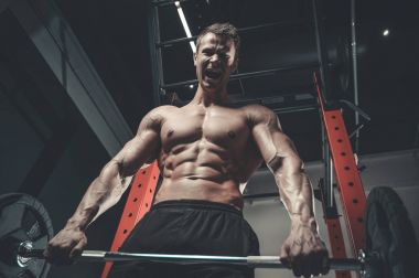 Yakışıklı model genç adam eğitim abs spor salonunda
