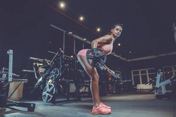 Sexy atletische jong meisje opleiding terug in sportschool — Stockfoto