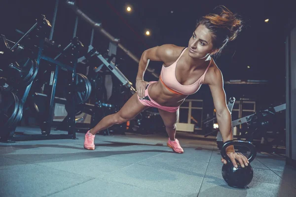 Sexig atletisk ung flicka utbildning bröstet i gymmet — Stockfoto