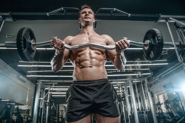 Attraktives Modell junger Mann beim Training im Fitnessstudio — Stockfoto