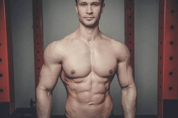 Guapo modelo joven posando en el gimnasio —  Fotos de Stock