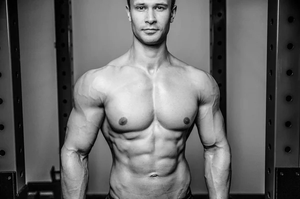 Atrakcyjny model młody człowiek trening w siłowni — Zdjęcie stockowe