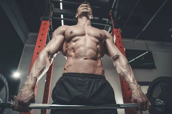 Brutala kaukasiska bodybuilder arbetande ute i gym — Stockfoto