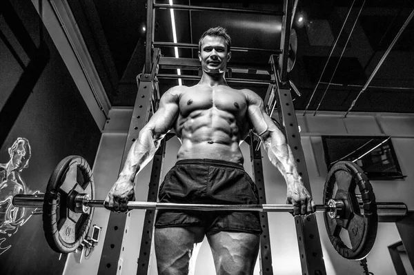 Attraktives Modell junger Mann beim Training im Fitnessstudio — Stockfoto