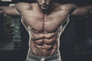 Yakışıklı model genç adam eğitim abs spor salonunda