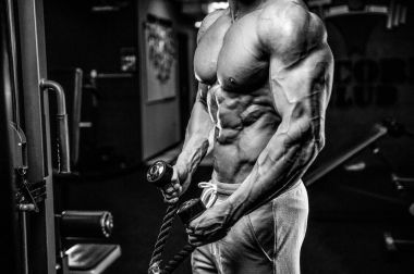 Spor salonunda egzersiz acımasız beyaz vücut geliştirmeci