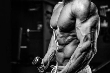 Spor salonunda egzersiz acımasız beyaz vücut geliştirmeci