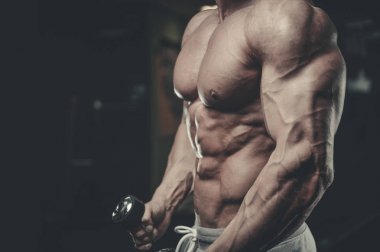 Spor salonunda egzersiz acımasız beyaz vücut geliştirmeci