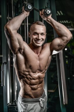 Yakışıklı model genç adam eğitim abs spor salonunda