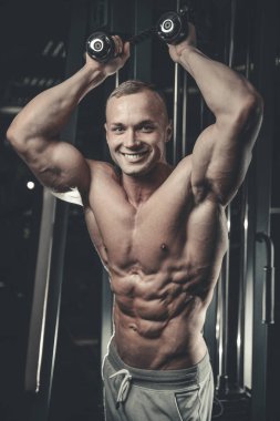 Spor salonunda eğitim çekici model genç adam