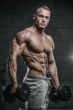 Yakışıklı model genç adam eğitim abs spor salonunda