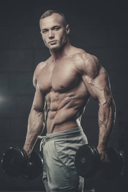 Spor salonunda eğitim çekici model genç adam
