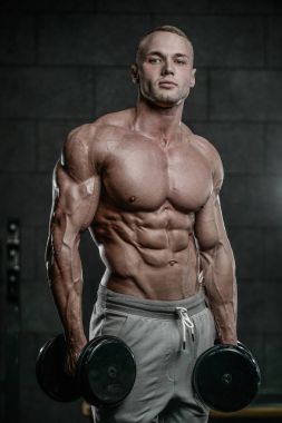 Yakışıklı model genç adam eğitim abs spor salonunda